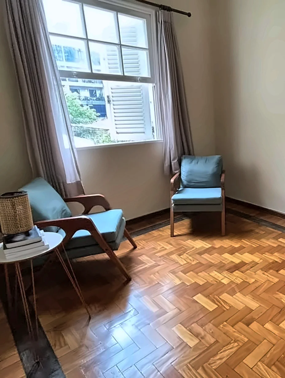Sala de atendimento adulto com poltronas e luz natural.