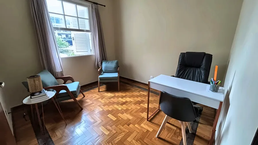 Outro ângulo da sala de atendimento adulto, com a poltrona de couro.