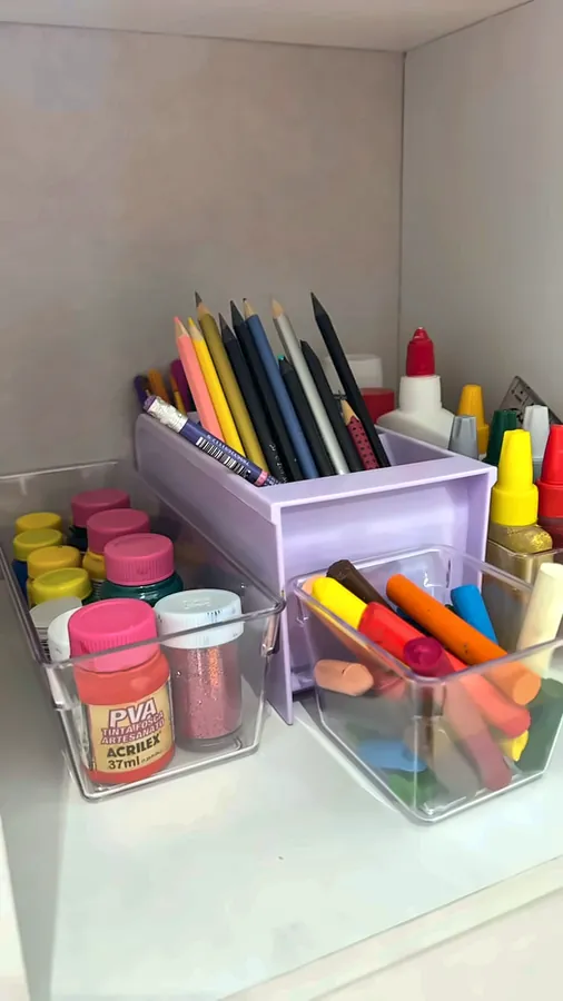 Detalhe: lápis, canetinhas, tintas e cola.