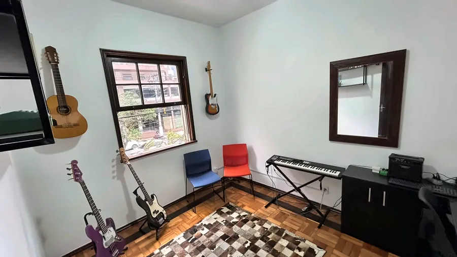 Outro ângulo da sala de música, com o espelho e o teclado.